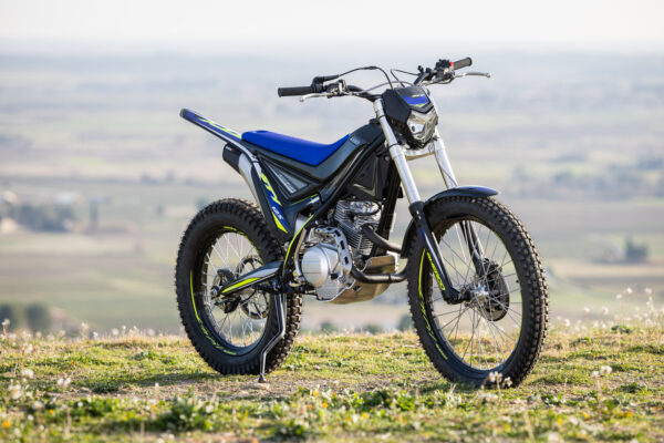 Sherco TY 125 aparcada en un cerro con vistas al campo