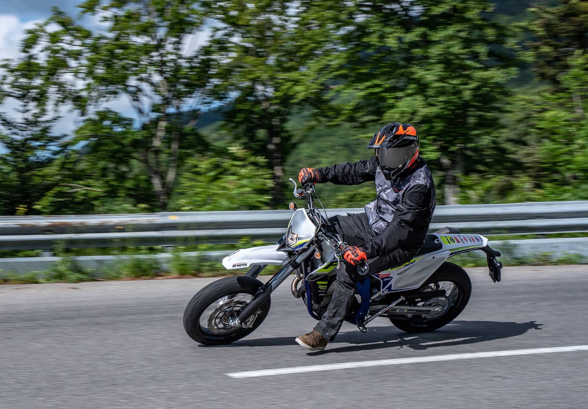 Piloto trazando una curva con una Sherco SMF 500 en carretera de montaña