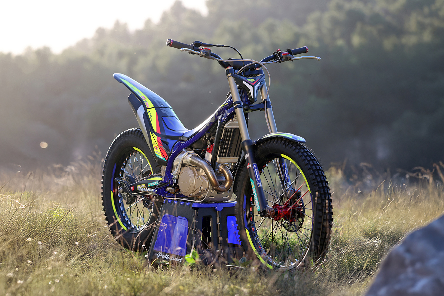 Sherco ST Factory Adam Raga Replica, moto de trial en el campo al atardecer